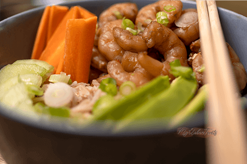 Sushi Rice Bowl with prawns, carrots, avocado and spring oniions