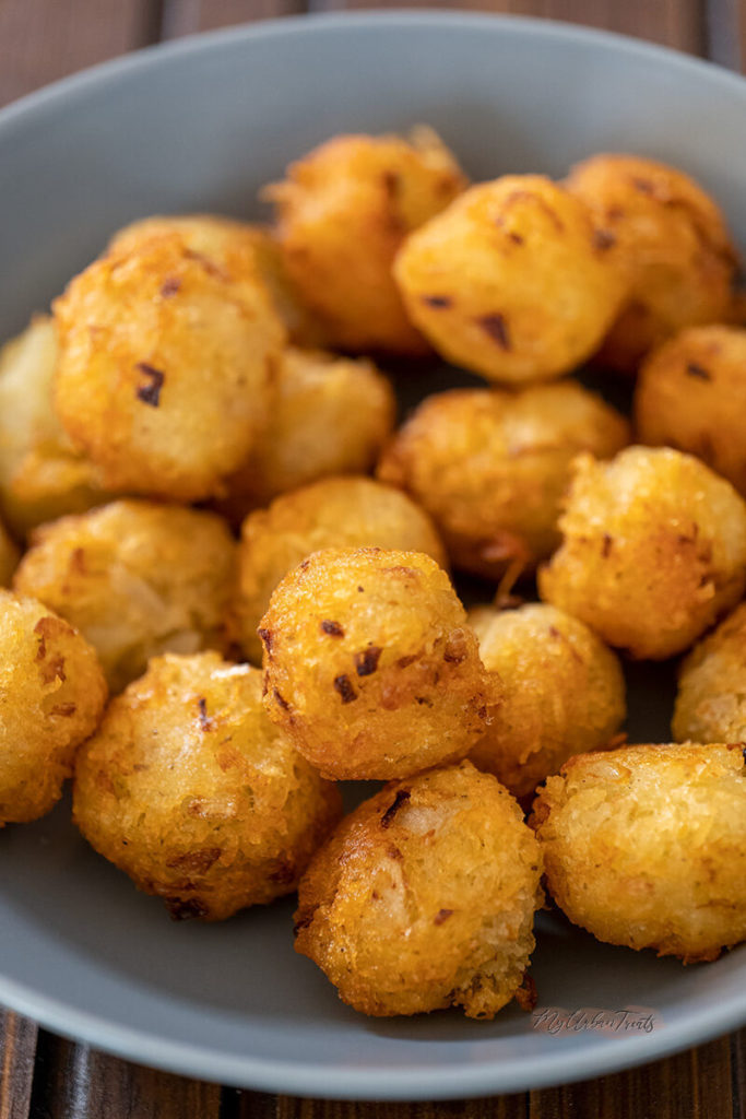 Homemade Tater tots recipe with russet potatoes, garlic and spices. You can get creative and add more flavour with bacon and cheese.