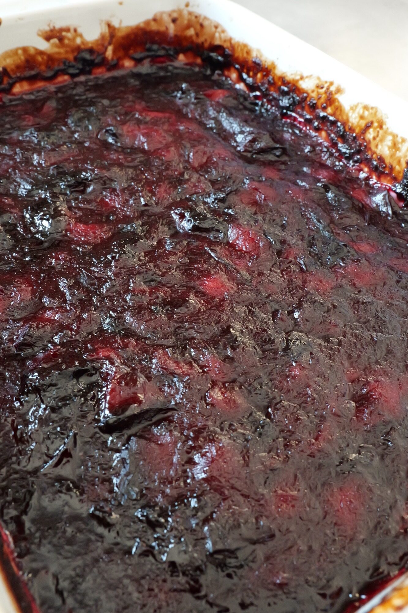 Finished Powidl in the baking dish - dark, glossy, with caramelised edges